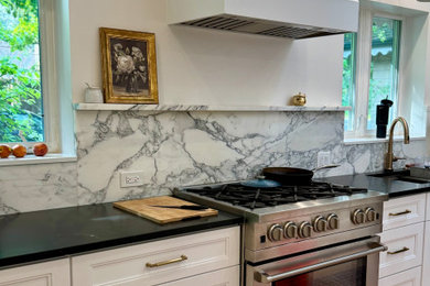Kitchen photo in Chicago