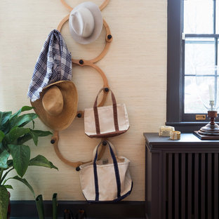 Foto på en mellanstor eklektisk ingång och ytterdörr, med beige väggar, målat trägolv, en tvådelad stalldörr och en svart dörr