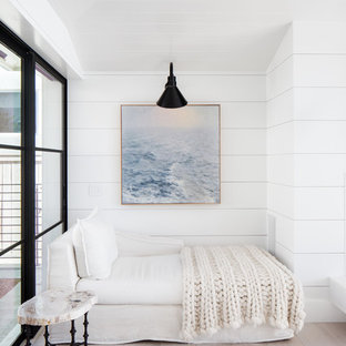 Bild på en maritim hall, med vita väggar, ljust trägolv och beiget golv