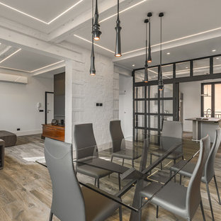 ボローニャのインダストリアルスタイルのLDKの画像 (白い壁、無垢フローリング、茶色い床)