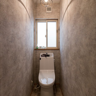 名古屋の小さい北欧スタイルのおしゃれなトイレ・洗面所 (グレーの壁、茶色い床) の写真