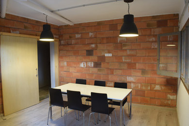Ejemplo de despacho urbano pequeño sin chimenea con paredes blancas, suelo de madera clara y escritorio independiente