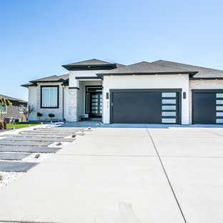 Выдающиеся фото от архитекторов и дизайнеров интерьера: двухэтажный фасад частного дома среднего размера белого цвета в современном стиле с облицовкой из цементной штукатурки, вальмовой крышей и крышей из гибкой черепицы