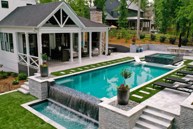 Diseño de piscina natural moderna grande a medida en patio trasero