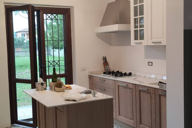 Ispirazione per un cucina con isola centrale minimalista con pavimento in gres porcellanato