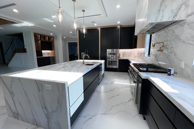 Example of a large minimalist eat-in kitchen design in New York with an undermount sink, flat-panel cabinets, black cabinets, quartz countertops, white backsplash, quartz backsplash, an island and white countertops