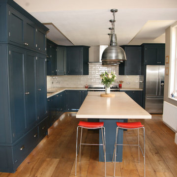 Approved Used Kitchen, Large In Frame Shaker with Bar