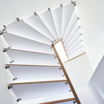 Treppe aus BauBuche Paneel X mit tiefmatter weißer Oberfläche
