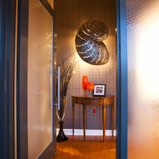 Bild på en eklektisk ingång och ytterdörr, med en enkeldörr och glasdörr