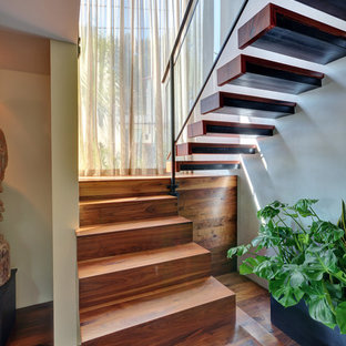 Esempio di una scala a "U" etnica con pedata in legno