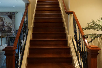 Ejemplo de escalera recta clásica de tamaño medio con escalones de madera, contrahuellas de madera y barandilla de varios materiales