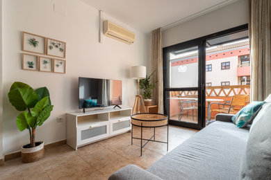Modelo de sala de estar abierta escandinava pequeña con paredes blancas