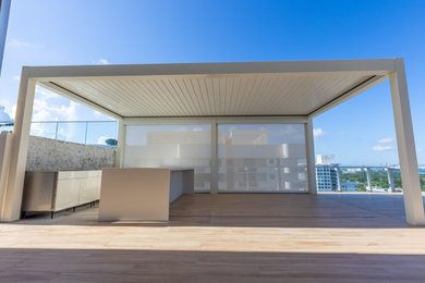 マイアミにある高級なコンテンポラリースタイルのおしゃれな屋上のデッキ (アウトドアキッチン、パーゴラ、屋上) の写真