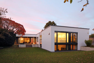 Zweistöckiges Modernes Einfamilienhaus mit Putzfassade, weißer Fassadenfarbe und Flachdach in Stuttgart