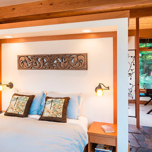 Cette photo montre une chambre parentale moderne de taille moyenne avec un mur blanc, un sol en ardoise et aucune cheminée.