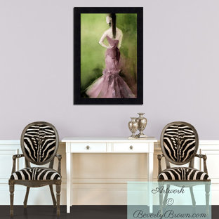 Foto på en eklektisk hall, med lila väggar och mörkt trägolv