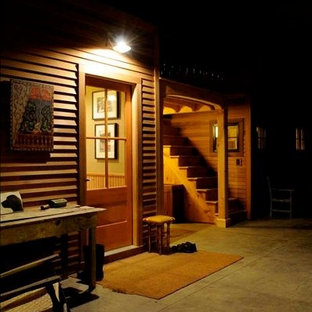 Bild på en eklektisk ingång och ytterdörr, med en enkeldörr och ljus trädörr