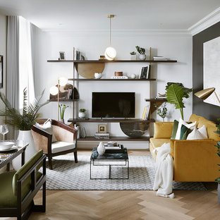 Inspiration för ett funkis allrum med öppen planlösning, med svarta väggar, ljust trägolv, ett finrum, en fristående TV och beiget golv