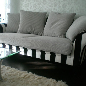 2 Sitzer Sofa, bezogen mit Stoffen aus der JAB Black & White Kollektion