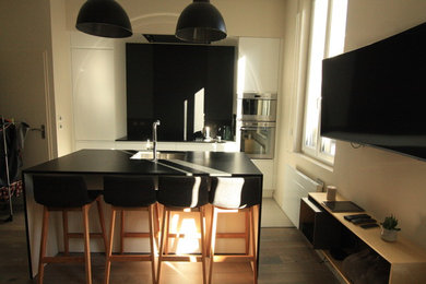 Cette image montre une cuisine design.