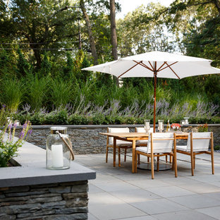 Новые идеи обустройства дома: дворик в стиле современная классика с мощением тротуарной плиткой без защиты от солнца