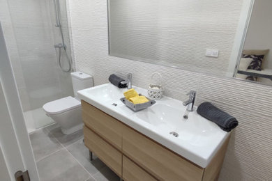 Imagen de cuarto de baño principal y de pie minimalista de tamaño medio