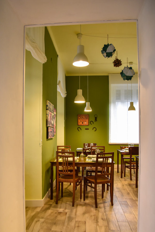 Relooking di ristorante rustico-chic verde oliva