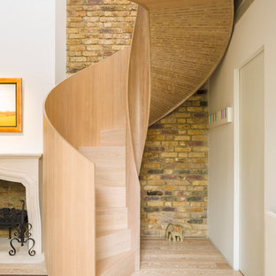 Diseño de escalera de caracol, contemporánea, con escalones de madera y contrahuellas de madera