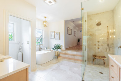 Ejemplo de cuarto de baño principal y de pie contemporáneo grande con bañera exenta, ducha con puerta con bisagras y encimeras blancas