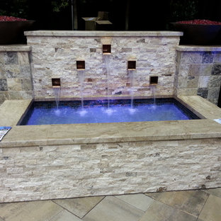 Großes Klassisches Sportbecken hinter dem Haus in rechteckiger Form mit Wasserspiel und Natursteinplatten in Dallas