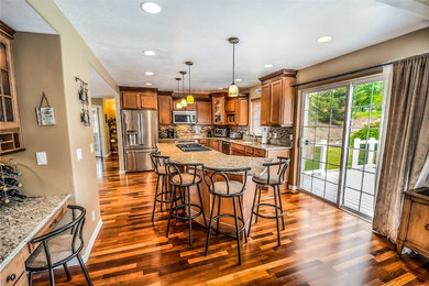 Kitchen - traditional kitchen idea in Denver