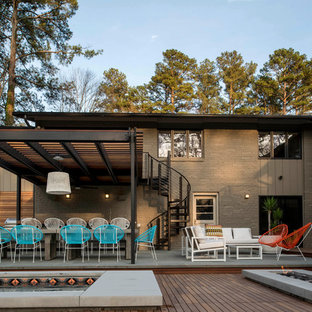 Inspiration för en 50 tals uteplats på baksidan av huset, med en pergola och trädäck
