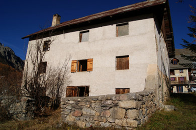 Cette photo montre une façade de maison montagne.