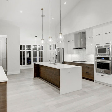 2627 Lionel Cres