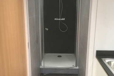 This is an example of a modern bathroom in Lille.
