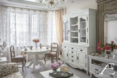 Mittelgroßes, Abgetrenntes Shabby-Chic Wohnzimmer mit beiger Wandfarbe in Moskau
