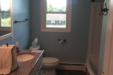 Idéer för ett mellanstort klassiskt en-suite badrum, med luckor med upphöjd panel, vita skåp, ett badkar i en alkov, en dusch i en alkov, en toalettstol med separat cisternkåpa, blå väggar, linoleumgolv, ett integrerad handfat och bänkskiva i kvartsit