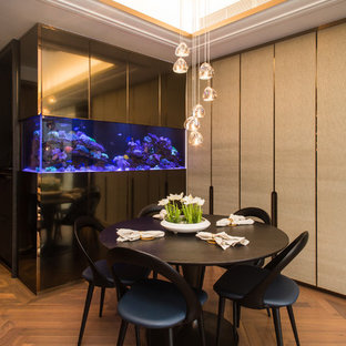 Modern inredning av ett vardagsrum, med beige väggar, plywoodgolv och en väggmonterad TV