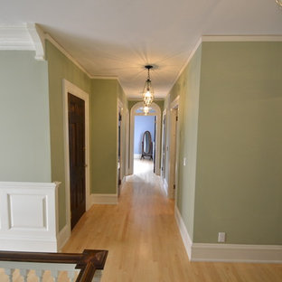 Idéer för en klassisk hall, med gröna väggar och ljust trägolv