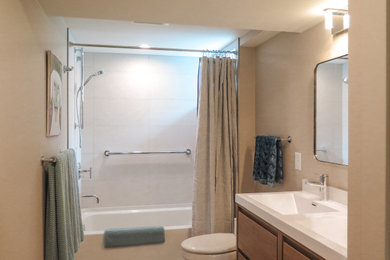 他の地域にあるモダンスタイルのおしゃれな浴室 (シャワー付き浴槽	、一体型シンク、シャワーカーテン、洗面台2つ、フローティング洗面台) の写真