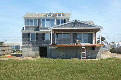 Cette image montre une façade de maison marine.