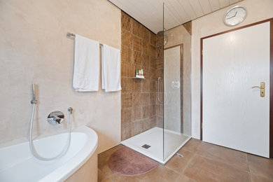 他の地域にある地中海スタイルのおしゃれな浴室の写真