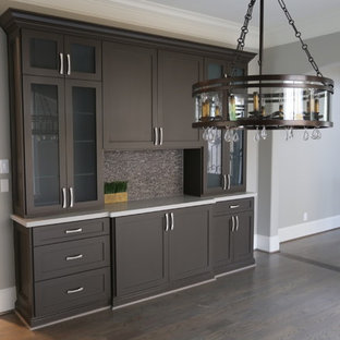 ヒューストンの中サイズのコンテンポラリースタイルのLDKの画像 (グレーの壁、無垢フローリング)