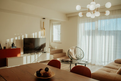 Idee per un piccolo soggiorno minimalista aperto con pareti bianche, pavimento in gres porcellanato e TV autoportante