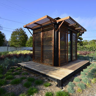 ロサンゼルスの小さいモダンスタイルのおしゃれなクラフトルーム (濃色無垢フローリング、自立型机) の写真