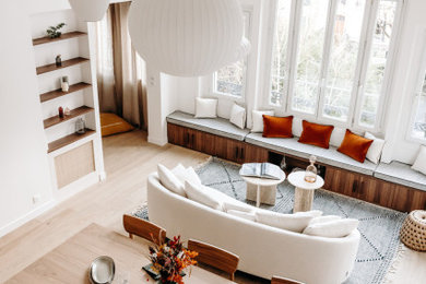Inspiration for a contemporary living room remodel in Paris