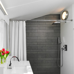 Immagine di una stanza da bagno moderna con doccia con tenda