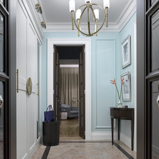 モスクワの小さいトランジショナルスタイルのおしゃれな玄関ホール (青い壁、御影石の床、茶色いドア、茶色い床) の写真
