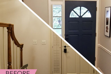 Foto de puerta principal clásica renovada con paredes grises, suelo de madera en tonos medios, puerta simple, puerta azul y suelo naranja