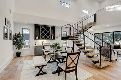 Example of a dining room design in Houston